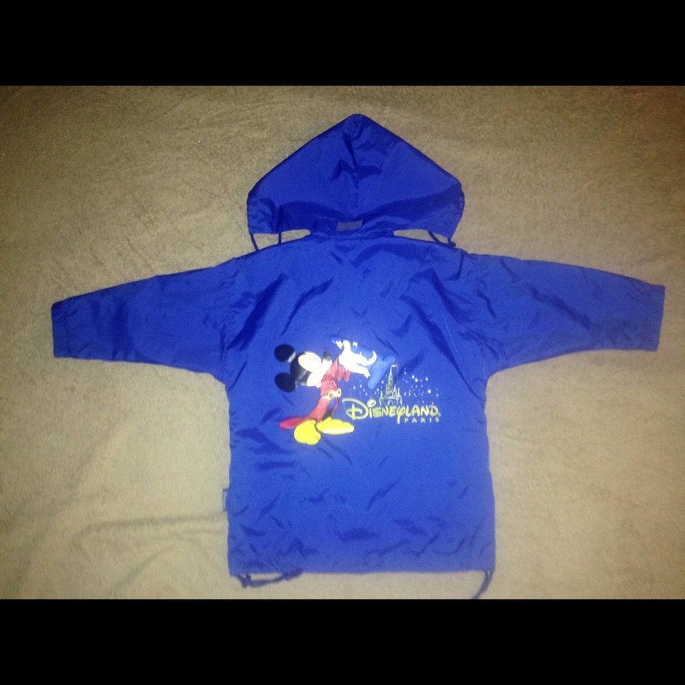 DISNEYLAND PARIS BOYS RAIN COAT.  SIZE 2-3